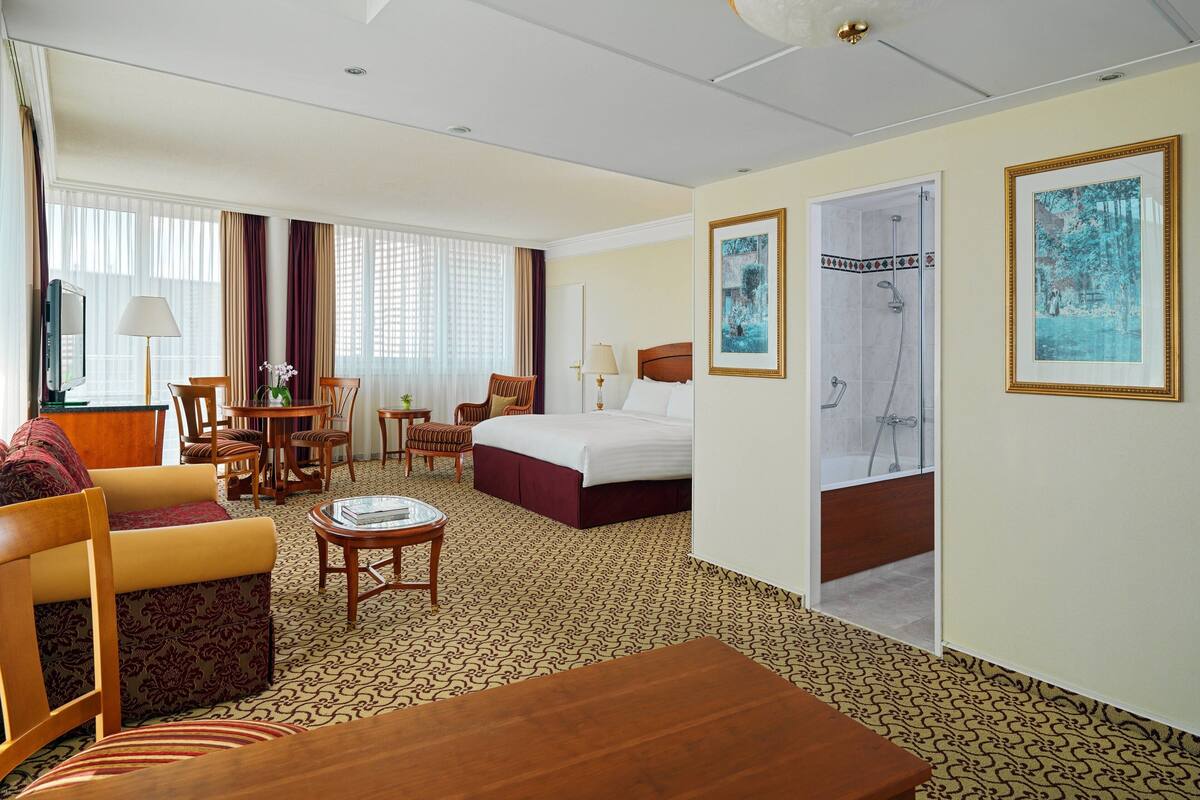 Studio Suite, 1 Tempat Tidur King dengan tempat tidur Sofa, pemandangan kota, sudut (Corner) | Seprai premium, bantalan ekstra lembut, brankas, dan meja kerja