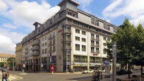 A multi-story hotel with a modern architectural design, featuring balconies and large windows. - Leipzig Marriott Hotel (Leipzig)