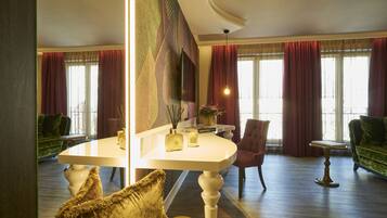 Habitación triple Grand (Deluxe) | Área de sala de estar