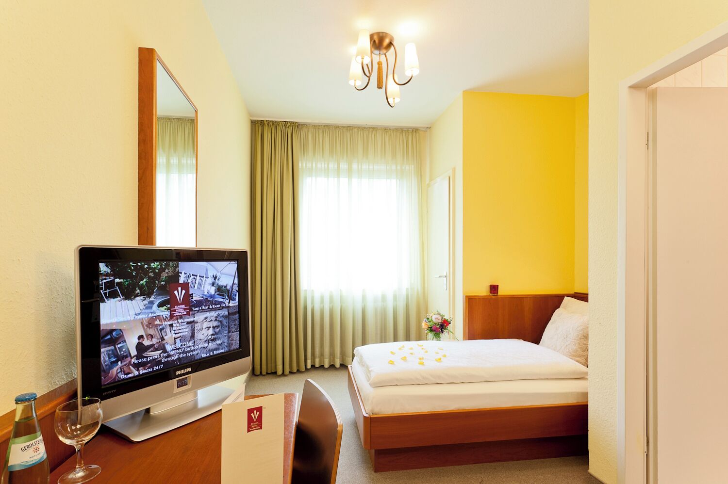 Enkeltrom – classic (French Bed 140 x 200) | Allergitestet sengetøy, safe på rommet og individuelt dekorert