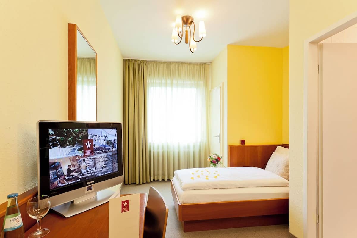 Enkeltrom – classic (French Bed 140 x 200) | Allergitestet sengetøy, safe på rommet og individuelt dekorert