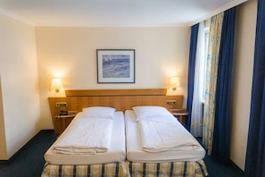 Business Double Room | In-room safe, desk, blackout drapes, soundproofing