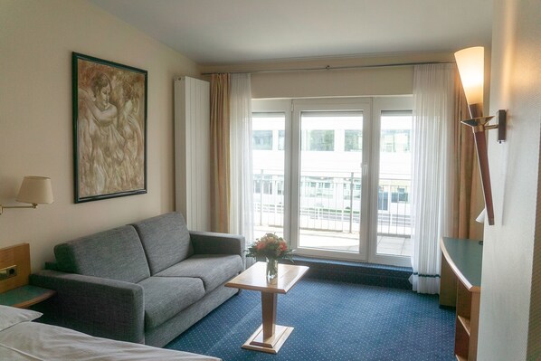 컴포트 더블룸 | 객실 내 금고, 책상, 암막 커튼, 방음 설비