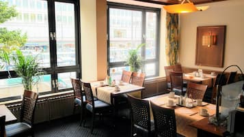 Tägliches großes Frühstück (15.00 EUR pro Person)