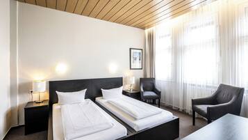 Standard-Doppelzimmer | Individuell eingerichtet, Schreibtisch, Verdunkelungsvorhänge