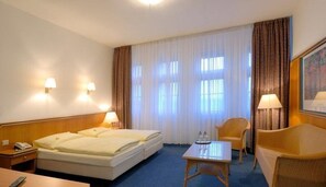 1 Schlafzimmer, individuell eingerichtet, Schreibtisch