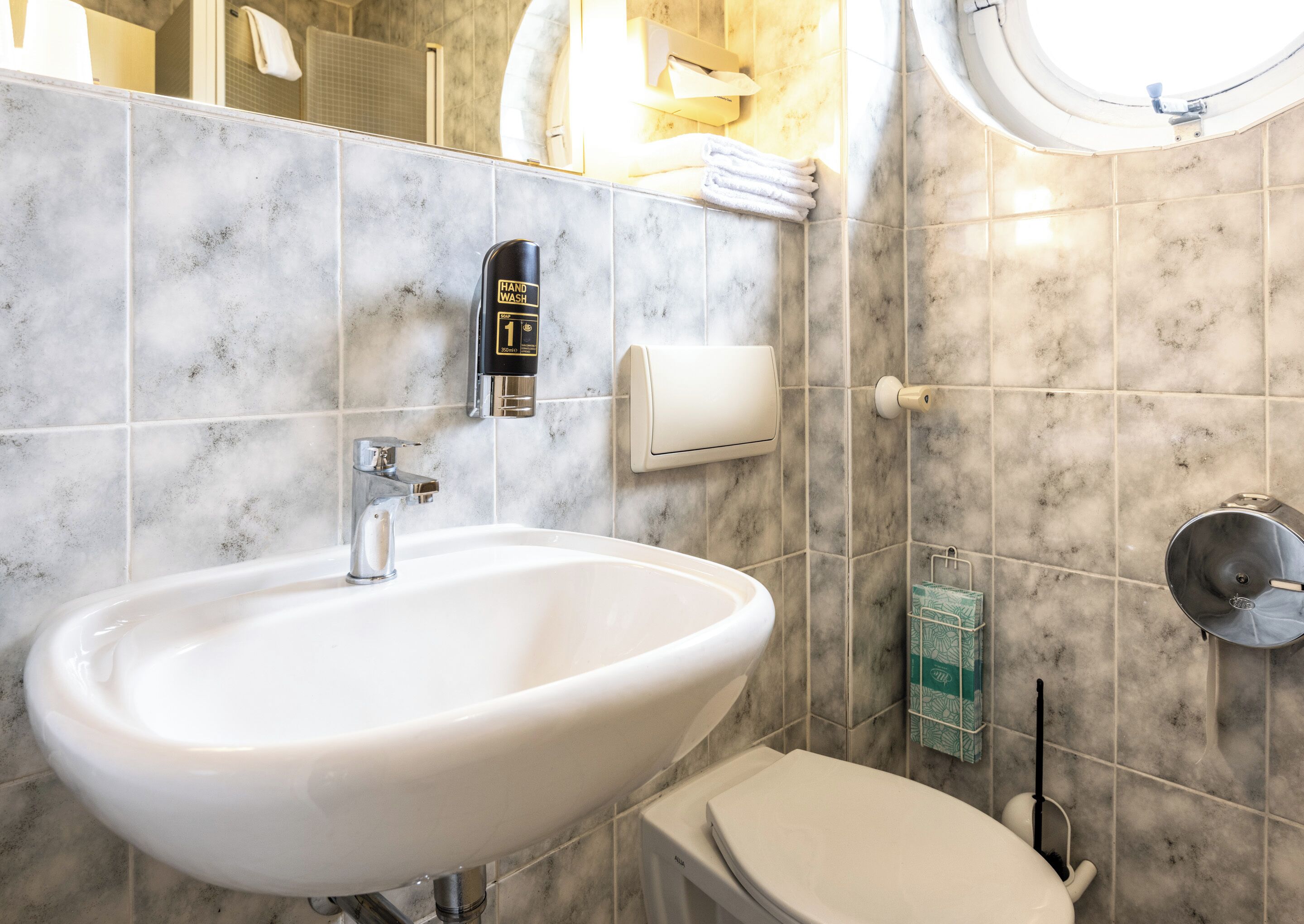 standard double room | bathroom | shower, towels