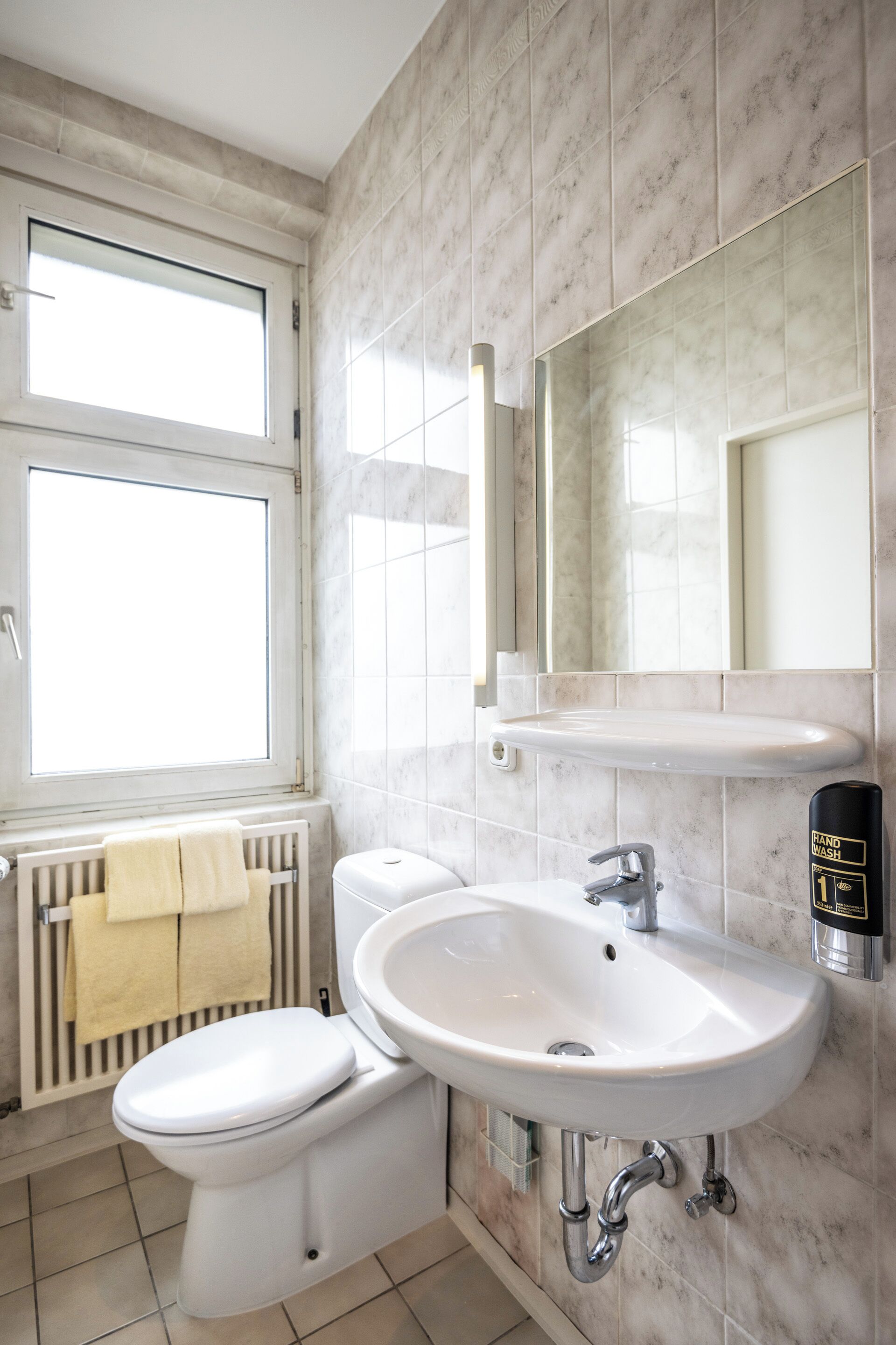 standard double room | bathroom | shower, towels