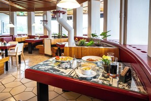 بوفيه فطور مجانًا يوميًا