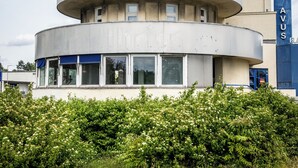 A multi-story building with a circular design, labeled "Motel AVUS." - Raststättenhotel Avus (Berlin)