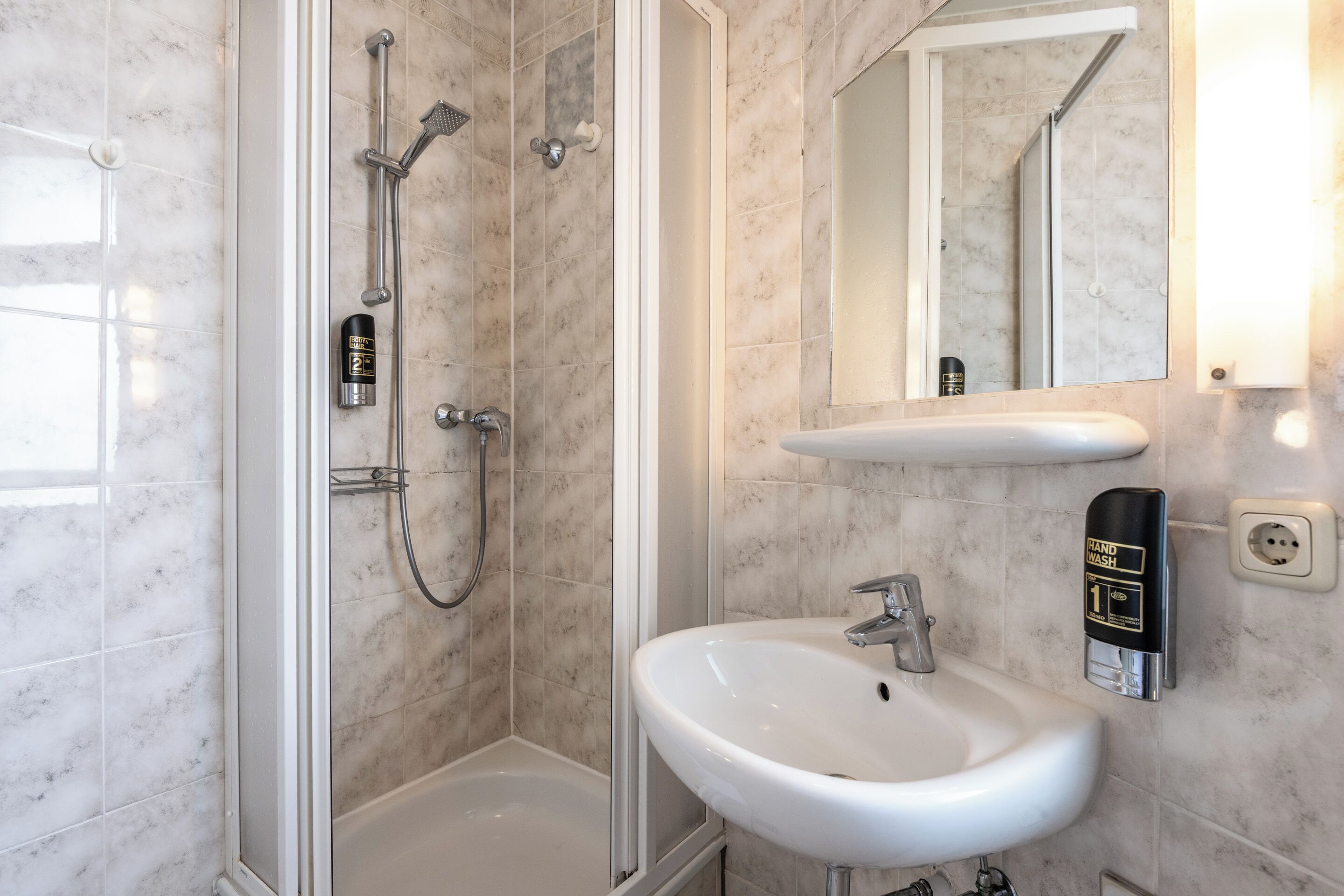 standard twin room | bathroom | shower, towels