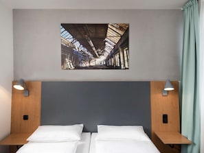 Zimmersafe, Schreibtisch, Verdunkelungsvorhänge, schallisolierte Zimmer