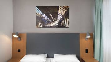 Zimmersafe, Schreibtisch, Verdunkelungsvorhänge, schallisolierte Zimmer