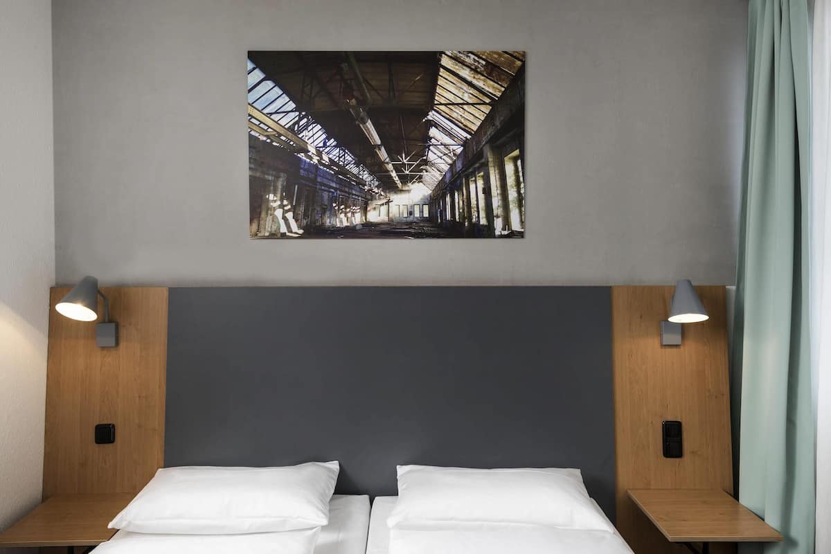 Standard Twin Room, 2 Twin Beds | 1 bedroom, in-room safe, desk, blackout drapes