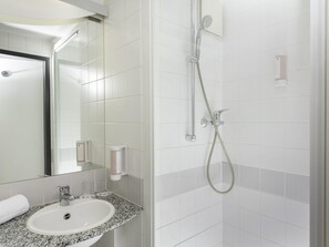 Douche, articles de toilette écologiques, serviettes fournies