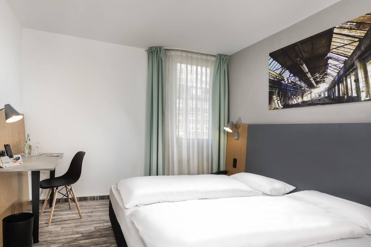 Standard Double Room, 1 Double Bed | In-room safe, desk, blackout drapes, soundproofing