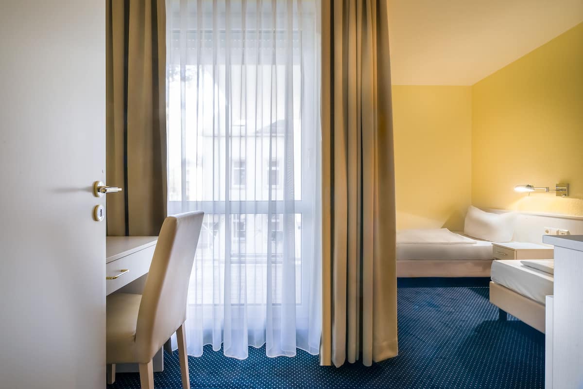 Een bureau, verduisterende gordijnen, gratis wifi, een wekker