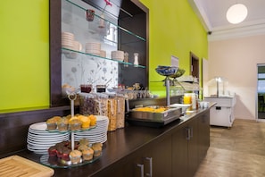 Tägliches Frühstück zum Mitnehmen (7.90 EUR pro Person)