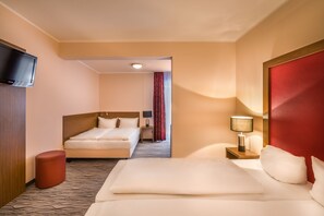 Escritorio, cortinas opacas, wifi gratis y despertador