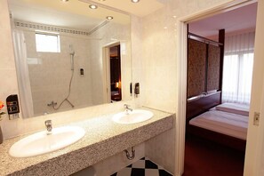 Standard Twin Room, 2 Single Beds | In-room safe, desk, blackout curtains, free WiFi - Trip Inn Klee am Park Wiesbaden (Wiesbaden)