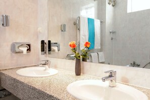 Habitación triple | Lavabo en el baño