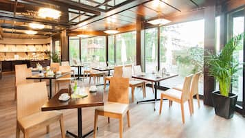 Tägliches Frühstücksbuffet (18 EUR pro Person)