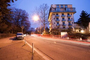 Façade de l’hébergement  – soirée/nuit