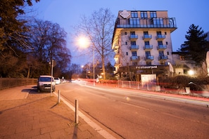 Façade de l’hébergement - soirée/nuit