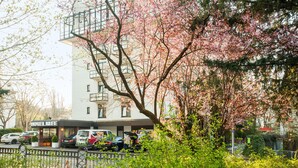 Un hôtel au design moderne, avec une entrée bien visible et un parking pouvant accueillir plusieurs voitures.