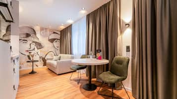 Deluxe-Apartment | Wohnbereich | 50-Zoll-Smart-TV mit Satellitenempfang, Streaming-Dienste