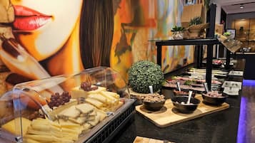 Tägliches Frühstücksbuffet (19.90 EUR pro Person)