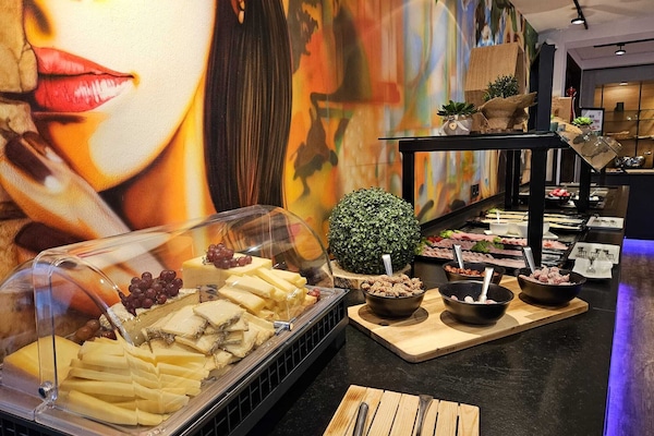 Tägliches Frühstücksbuffet (19.90 EUR pro Person)