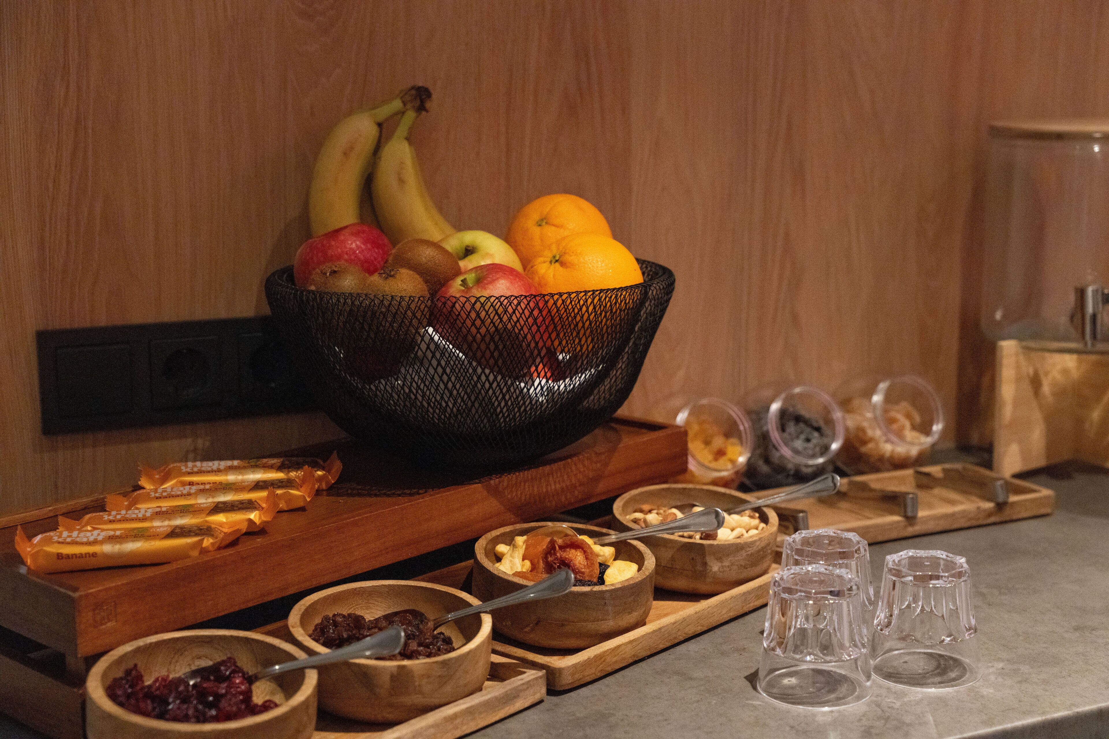 Un bufé de desayuno con frutas, bollería y salsas.