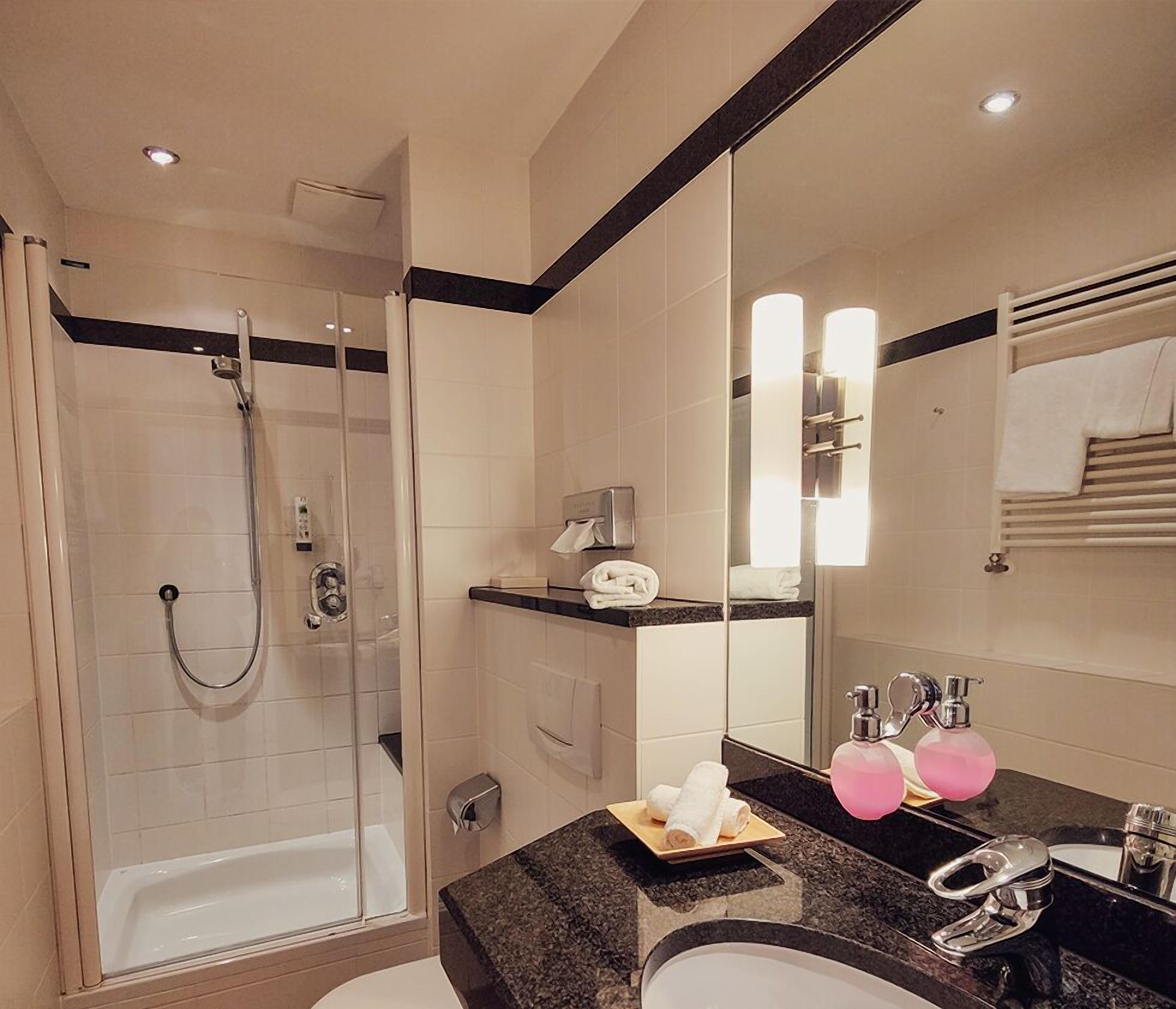 deluxe double room, balcony, city view | bathroom | shower, hair dryer, soap, shampoo