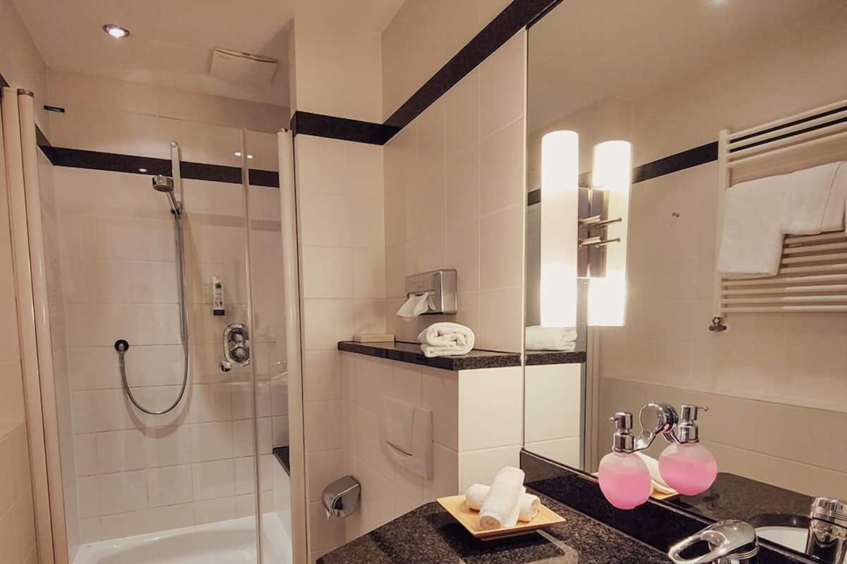 deluxe double room, balcony, city view | bathroom | shower, hair dryer, soap, shampoo