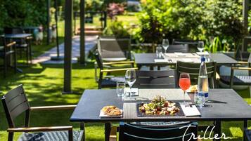 Menyajikan hidangan lokal dan internasional