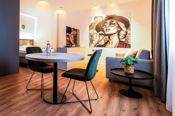Studio tiện nghi đơn giản | Bộ đồ giường cao cấp, két bảo mật tại phòng, trang trí khác biệt