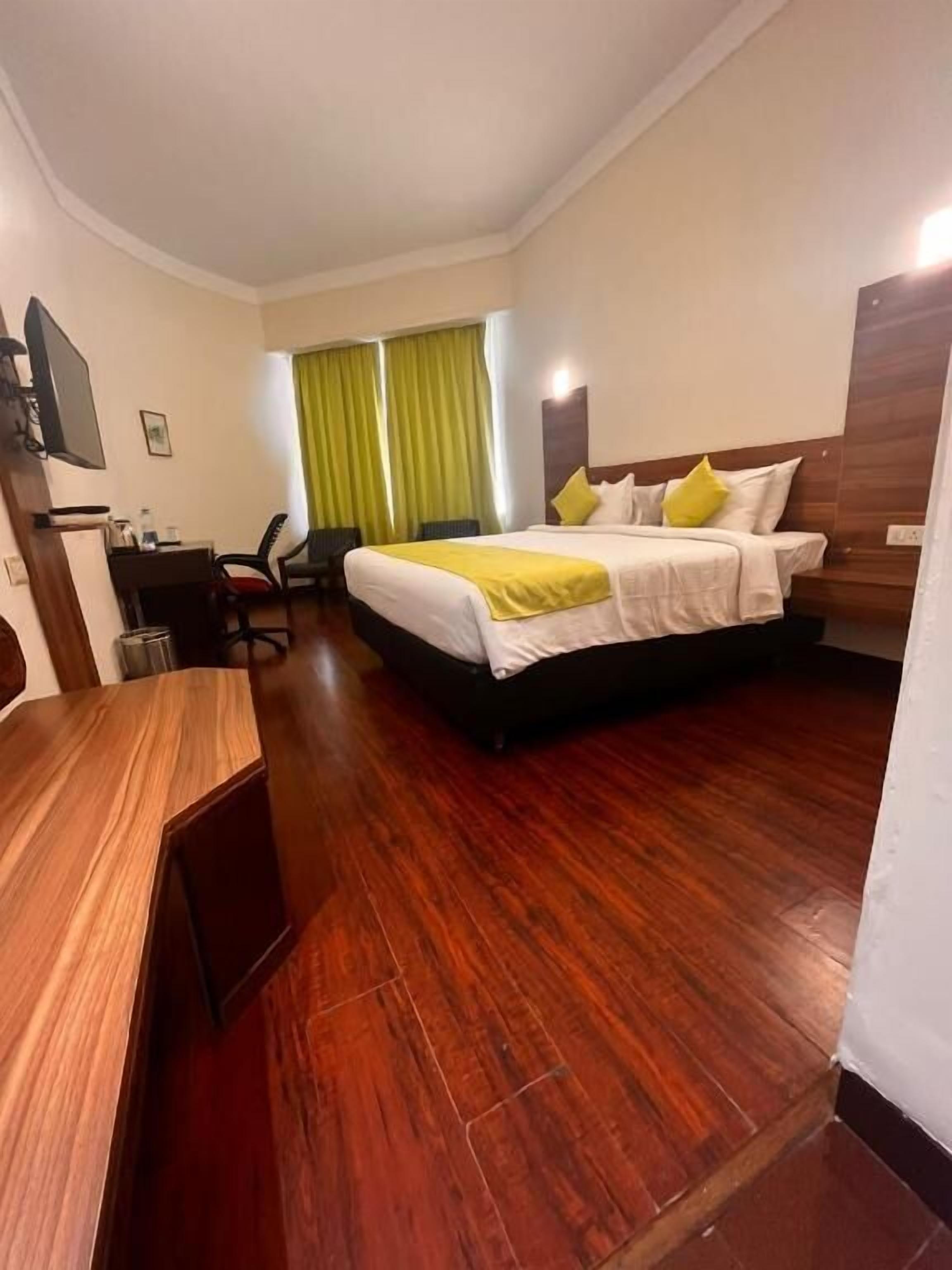 Seprai premium, minibar, brankas, dan meja kerja