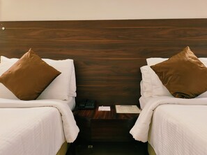 Deluxe Twin Room, 1 Twin Bed | Premium bedding, minibar, in-room safe, desk