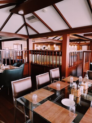2 restaurants; lunch, dinner, and brunch served - Hotel Presidency (Kanayannur)