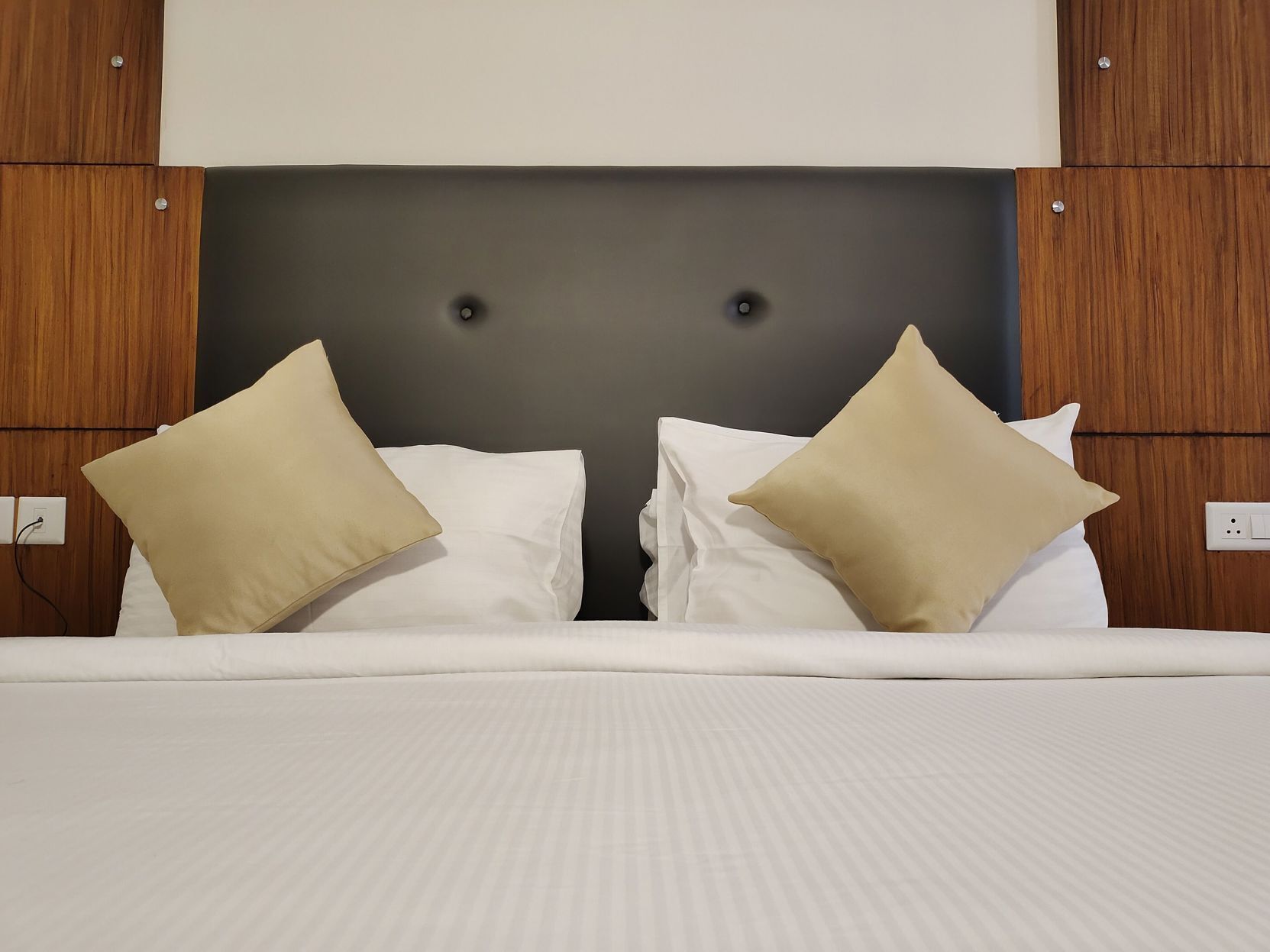 Seprai premium, minibar, brankas, dan meja kerja