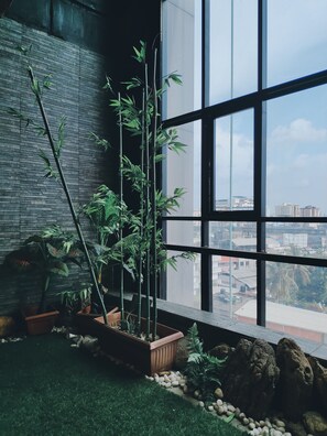 2 restaurants, lunch served