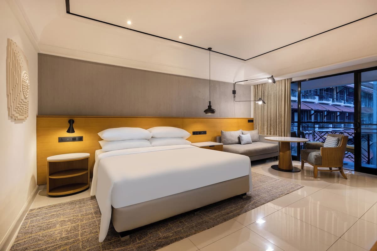 Quarto grand, 1 cama King, sacada, vista para o jardim | 1 quarto, roupas de cama premium, frigobar, cofres nos quartos