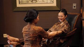 Couples treatment rooms, sauna, hot tub, body treatments, hydrotherapy
