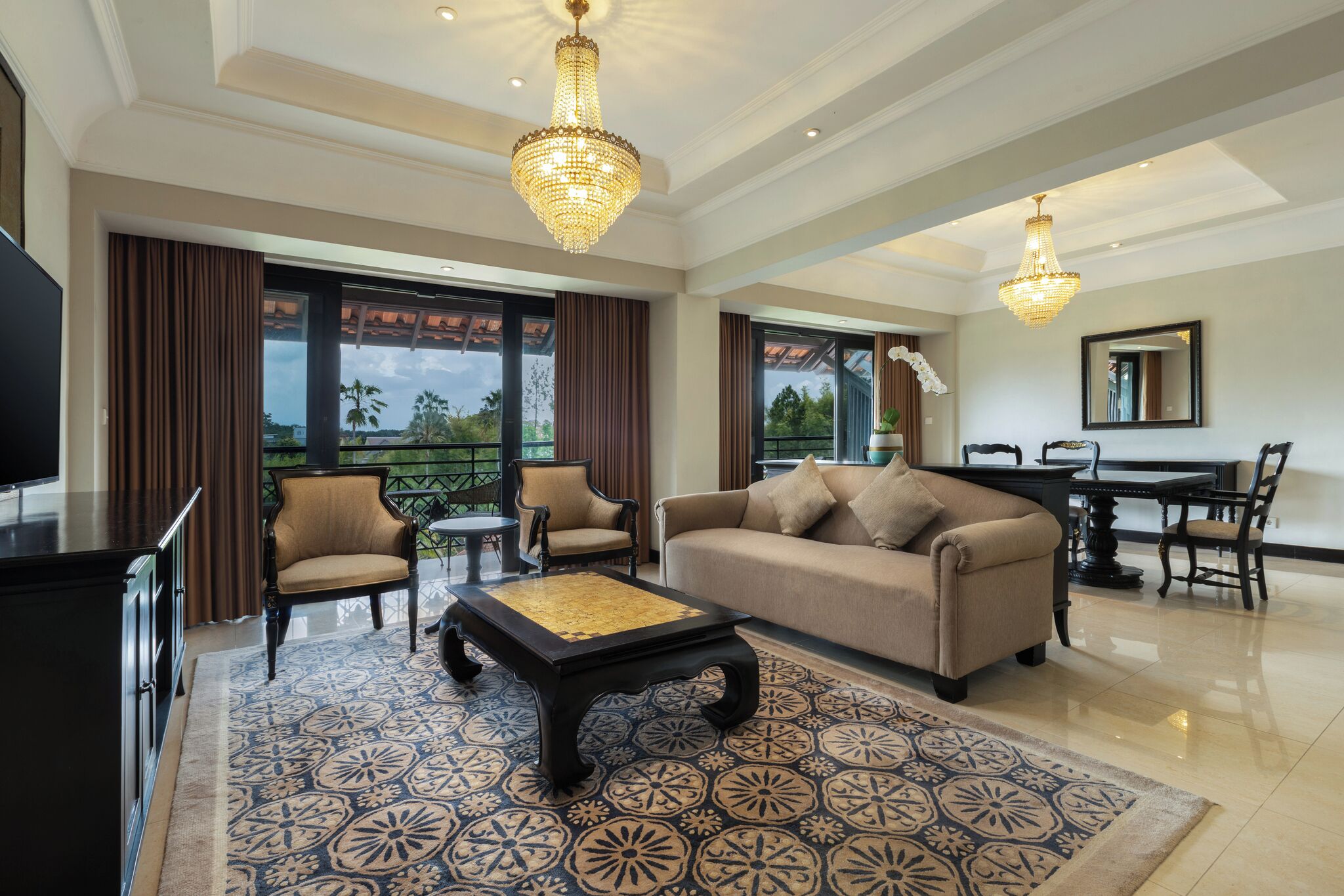 executive room, 1 king bed, balcony, mountain view | living area