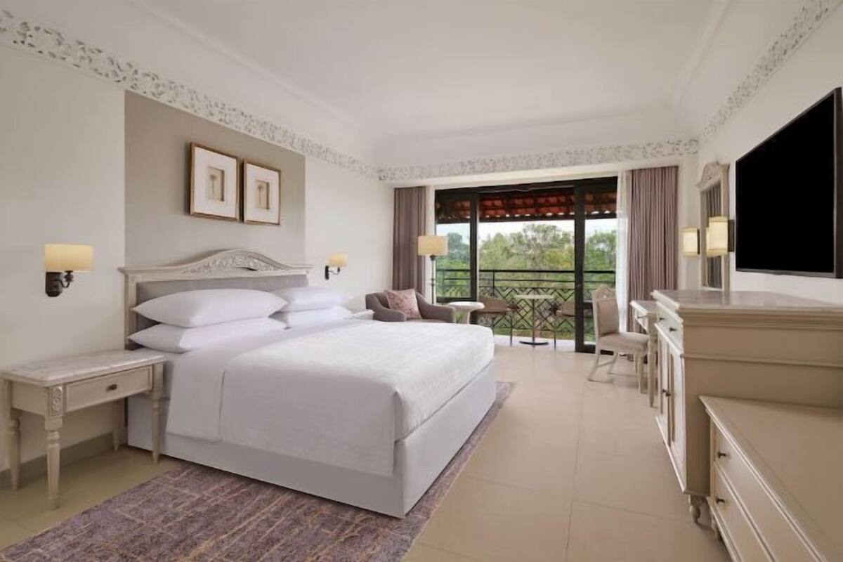 Premium bedding, minibar, in-room safe, desk