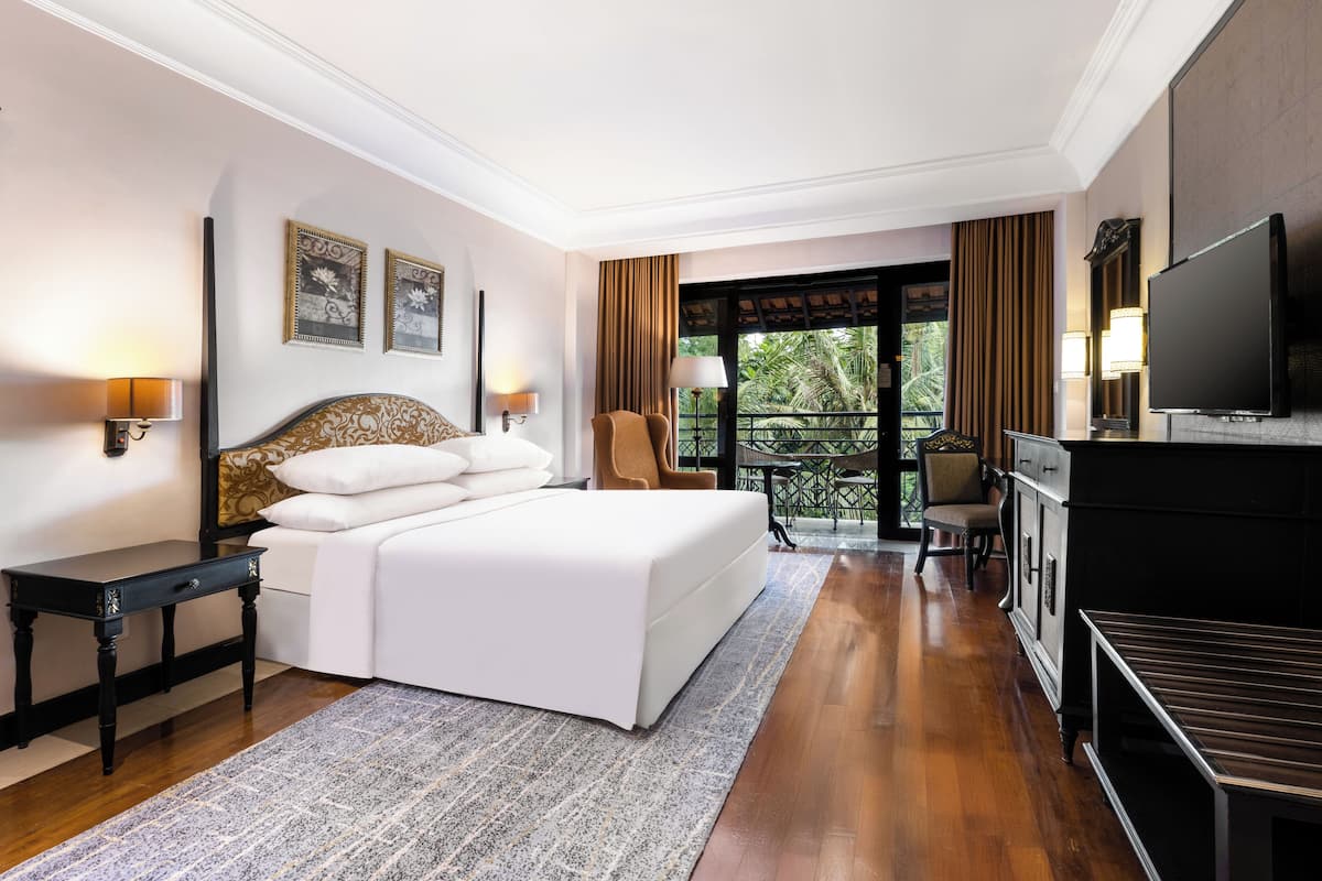 Quarto júnior, 1 cama King, sacada, vista para a piscina | 1 quarto, roupas de cama premium, frigobar, cofres nos quartos