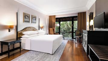 Junior Room, 1 King Bed, Balcony, Pool View | Premium bedding, minibar, in-room safe, desk