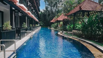 Seprai premium, minibar, brankas, dan meja kerja