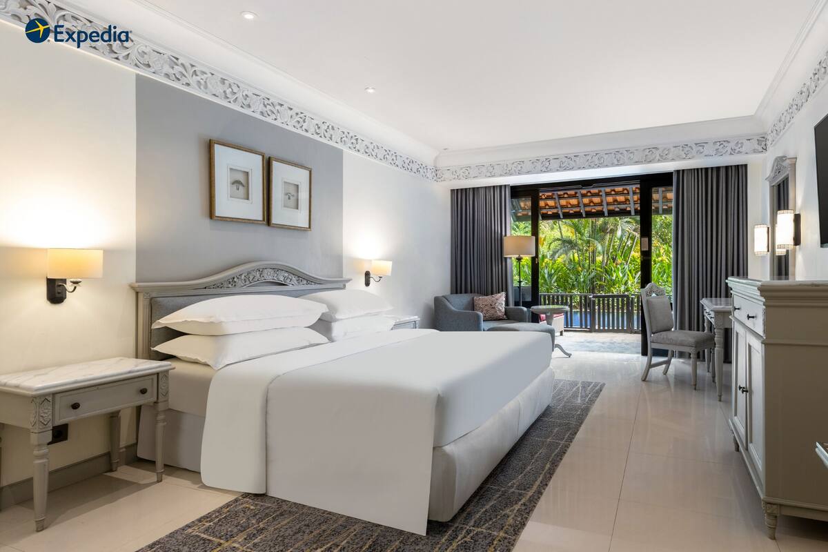 Premium Room, 1 King Bed, Balcony, Lagoon View | Premium bedding, minibar, in-room safe, desk